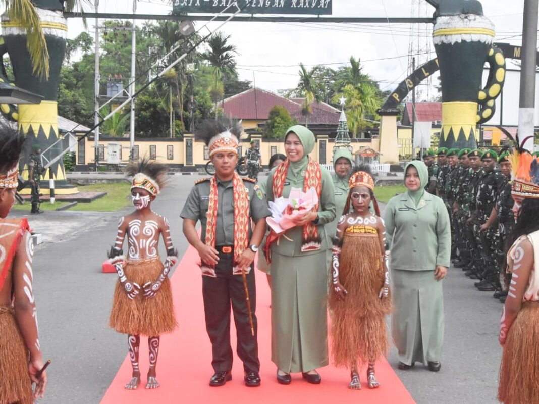 Sambutan Tarian Adat Warnai Kedatangan Dandim 1710/Mimika