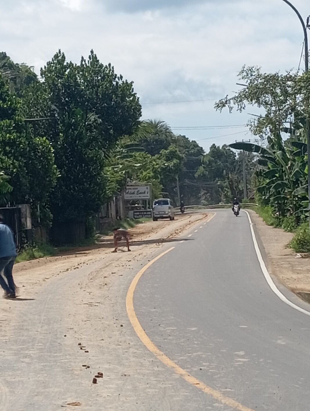 WARGA JEMBATAN KEMBAR KELUHKAN PENCEMARAN JALAN AKIBAT GALIAN C ILEGAL DI LEMBAR