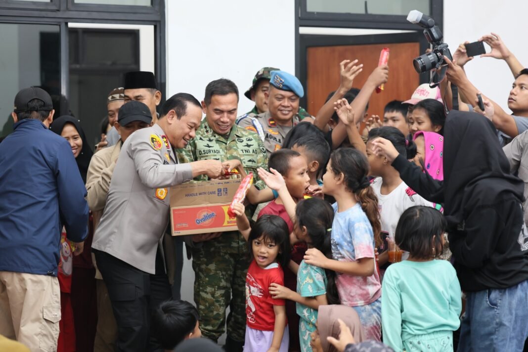 Kapolda Metro Jaya Bersama Pangdam Jaya Pastikan Penanganan Pengungsi Banjir Terlayani dengan Baik
