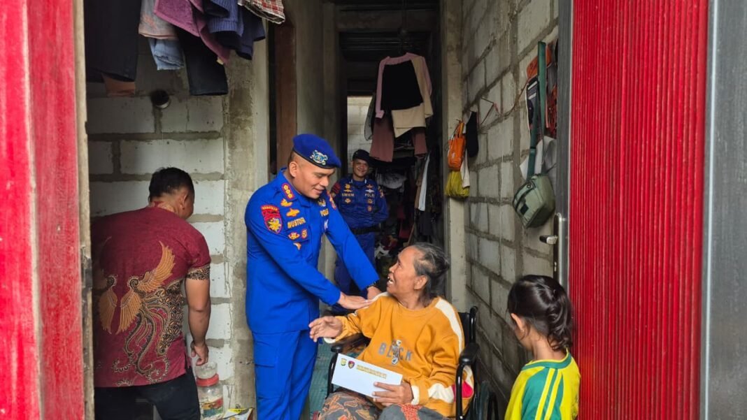Direktorat Polairud Polda Metro Jaya Beri Kursi Roda untuk Warga Pesisir Penjaringan