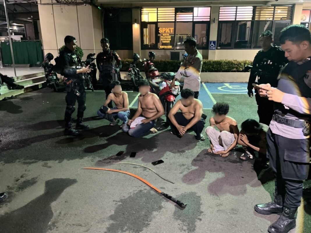 Patroli Gabungan Brimob–Polres Jaktim Gagalkan Tawuran dan Balap Liar Dini Hari; Celurit dan Panah Disita