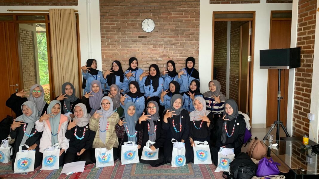 Malam Keakraban UKM Kewirausahaan IKIP Siliwangi Tahun 2026 di Villa Bata Merah CIC, Pererat Silaturahmi