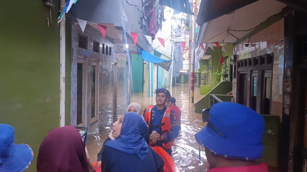 Ditpolairud Polda Metro Jaya Antar Warga Pulang di Tengah Banjir Kebon Pala