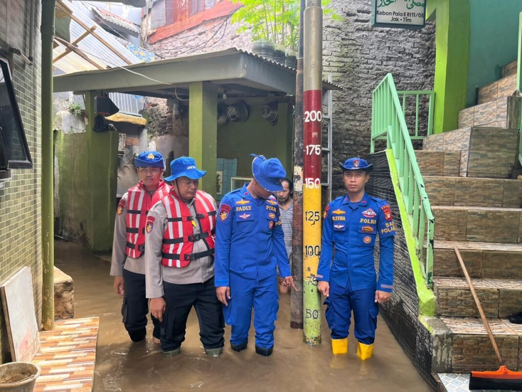 Tim SAR Ditpolairud Polda Metro Jaya Bersihkan Rumah dan Mushola Terdampak Banjir di Kebon Pala