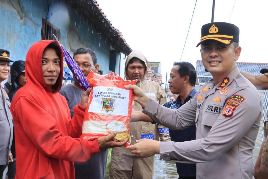 Kapolres Indramayu Tinjau Lokasi Banjir, Salurkan Bansos Dari Kapolda Jabar