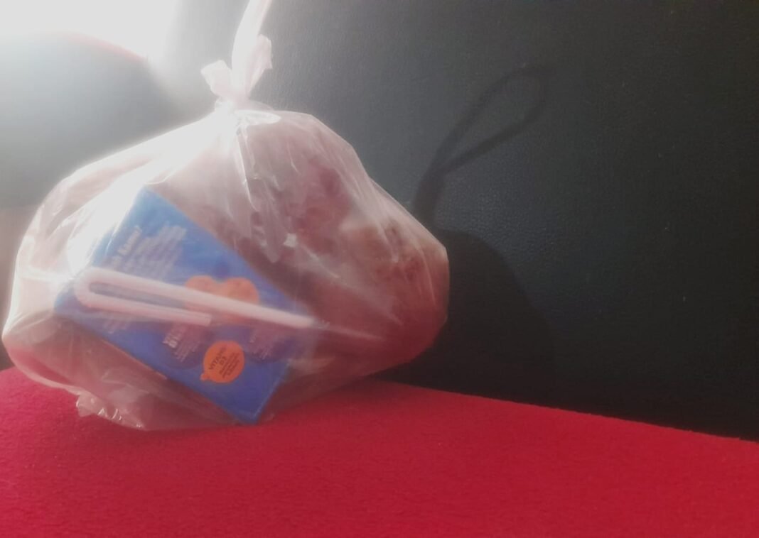 MBG di SMPN 1 Indramayu Disorot, Kemasan Kresek Warung Tuai Keheranan Wali Murid