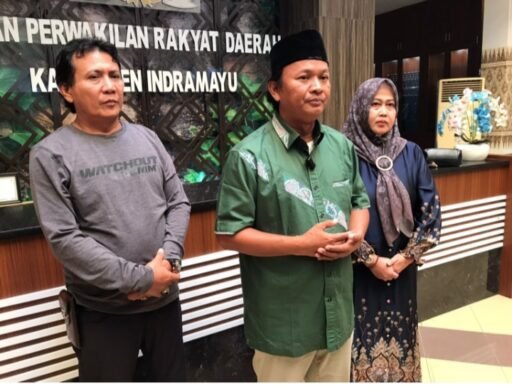 Calon Kuwu Mulyasari dan Santing Sampaikan Aduan Dugaan Kejanggalan Pilwu Digital ke DPRD Indramayu