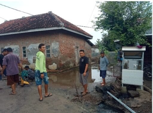 Pemdes Muntur dan Warga Gelar Kerja Bakti Bersihkan Selokan Antisipasi Banjir