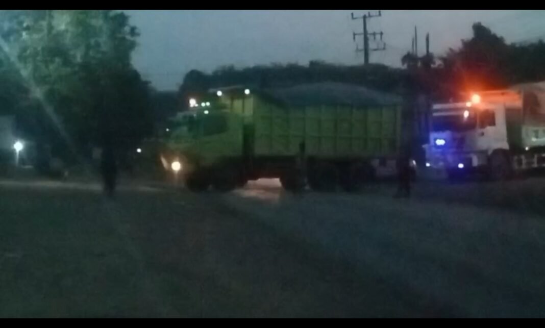 MOBIL ANGKUTAN BATU BARA LANGGAR LARANGAN, JALAN RAYA PALEMBANG-JAMBI HANCUR PARAH