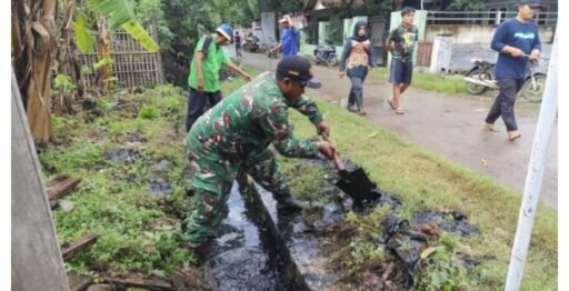 Pemdes Sliyeg Lor Bersama Forkompincam Gelar Operasi Bersih Lingkungan