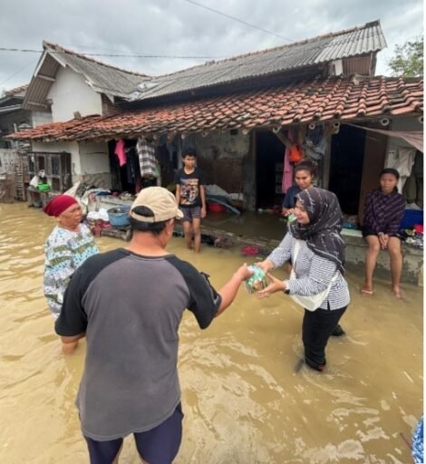 Kuwu Desa Santing Salurkan Bantuan Sembako kepada Warga Terdampak Banjir