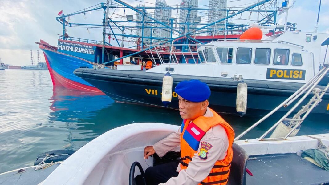 Ditpolairud Polda Metro Jaya Relokasi 12 Kapal Perikanan Mangkrak di Muara Angke