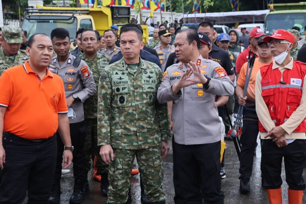 Kompak, TNI-Polri-Warga Jakarta bersih-bersih Waduk Cincin Papanggo; Pangdam dan Kapolda Turun Langsung