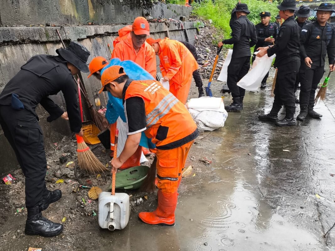 Brimob Metro Jaya Bersama Warga Bersihkan Bantaran Kali di Senen