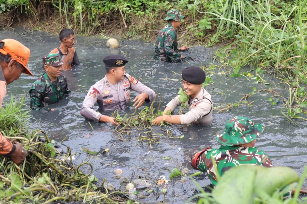 TNI-Polri dan Warga Kerja Bakti Serentak di Jakpus, Kapolres: Sinergi Jaga Lingkungan dan Cegah Banjir