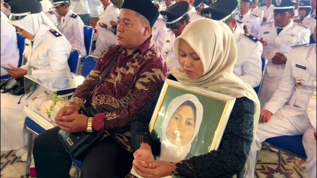 Tangis Keluarga Iringi Pelantikan, Foto Almarhumah Kuwu Terpilih Jadi Simbol Duka