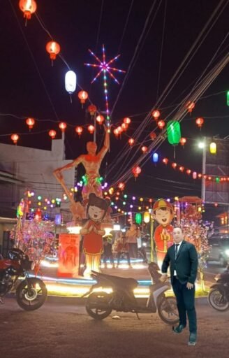 Jelang Imlek, Hiasan Lampion di Patung Tani Sungai Duri Terlihat Indah Saat Malam Hari