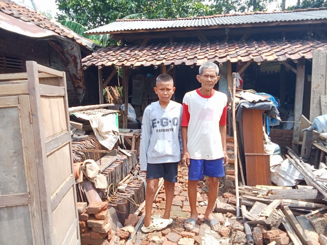 Kakek 80 Tahun dan Cucu Yatim Piatu di Cidempet Tinggal di Reruntuhan, Kuwu Hanya Bilang “Sabar”