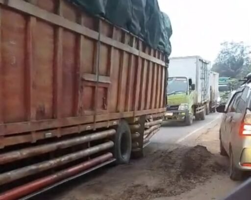 KERUSAKAN JALAN LINTAS PALEMBANG-JAMBI MENYEBABKAN KEMACETAN