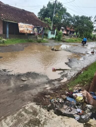 Jalan Penghubung Sukaperna–Bangodua Rusak Parah, Warga Minta Bupati Indramayu Segera Lakukan Perbaikan
