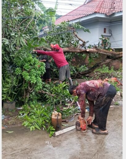 Angin Puting Beliung Terjang Desa Terusan, Pemdes Bergerak Cepat Lakukan Penanganan Darurat