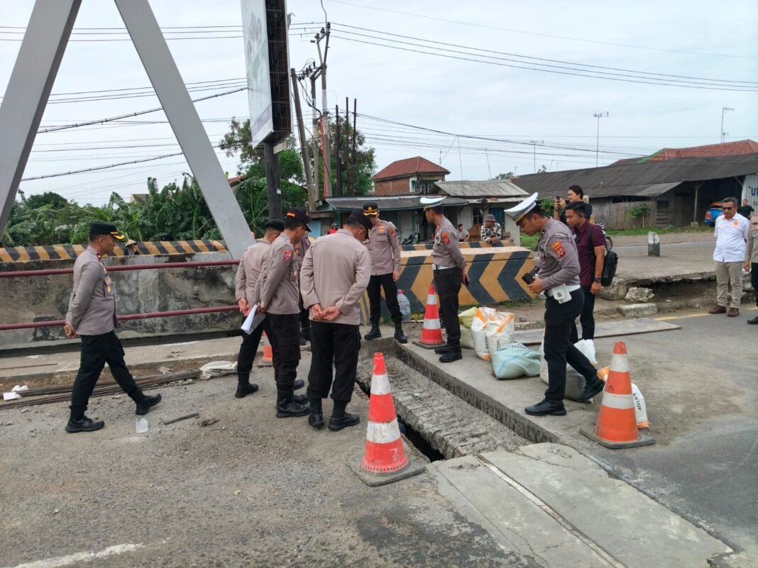 Kapolres Indramayu Beserta Jajaran Cek Kesiapan Jalur Pantura Jelang Mudik Lebaran Di Jembatan Sewo.