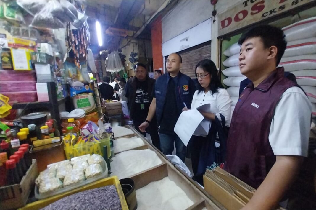 Satgas Saber Polda Metro Jaya Cek Harga dan Ketersediaan Bapokting di Pasar Jakarta Barat Jelang Idul Fitri