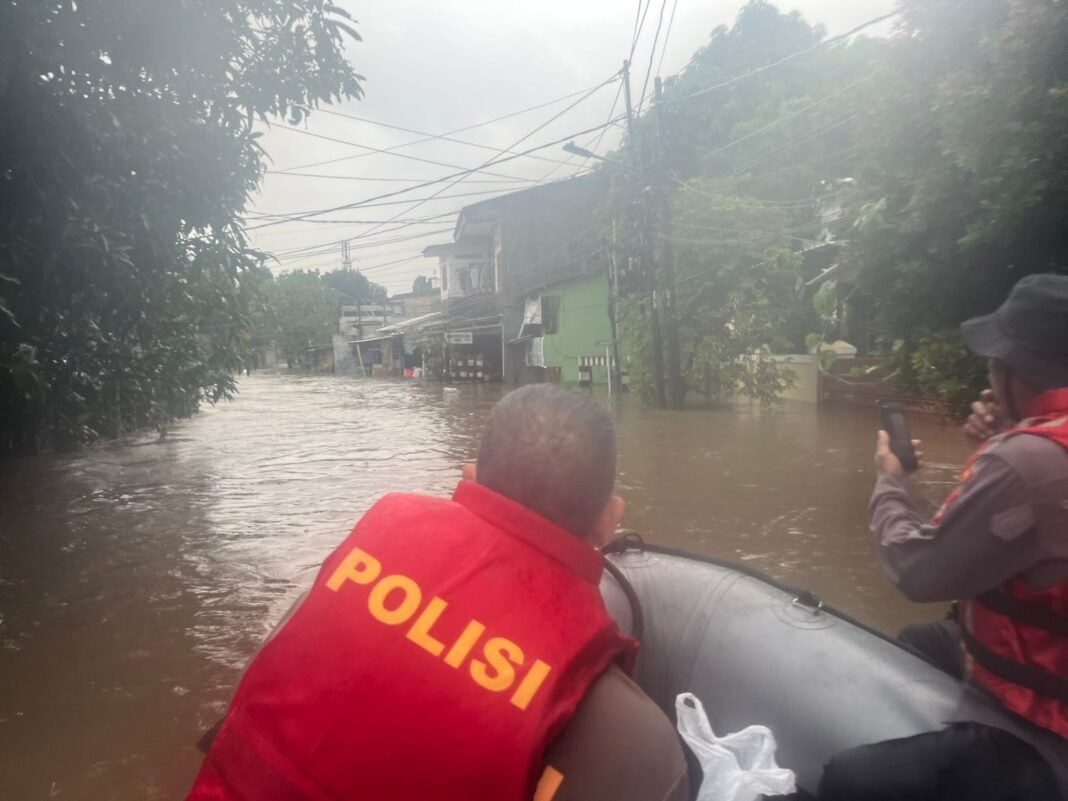Respons Cepat Banjir Pondok Karya, Ditsamapta Polda Metro Jaya Turun Evakuasi Warga