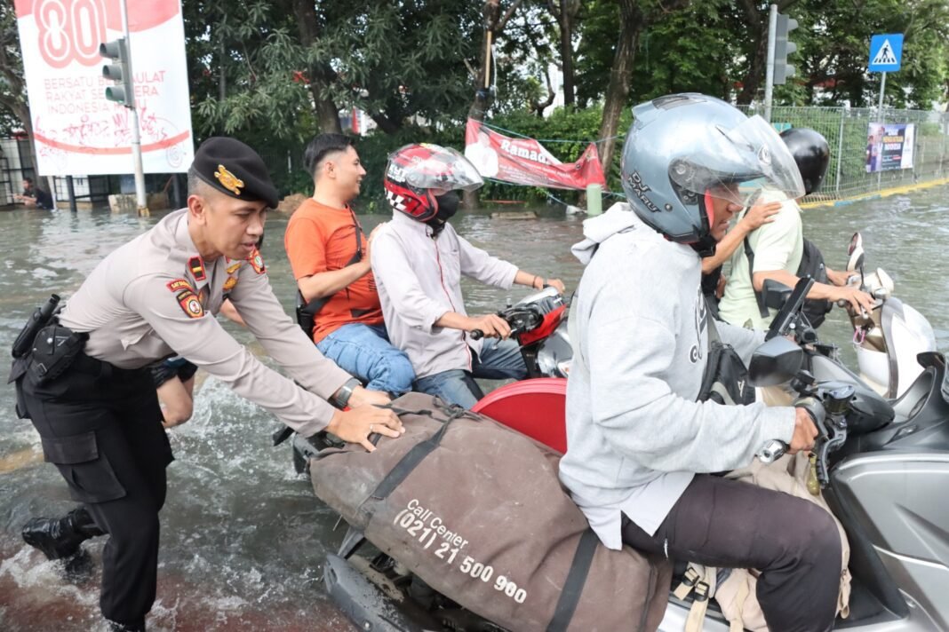 Aksi Humanis Polisi di Jakbar, Bantu Warga Melintas di Tengah Genangan Banjir