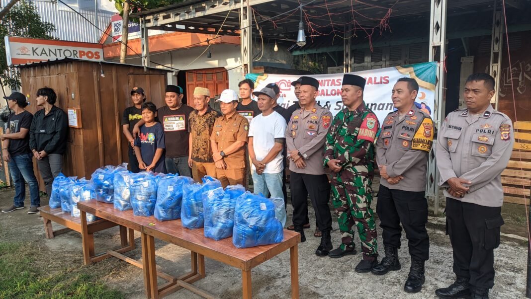 Kompak di Bulan Ramadan, KJB Indramayu Bersama Forkopimcam Balongan Tebar 500 Takjil di Jalan Raya