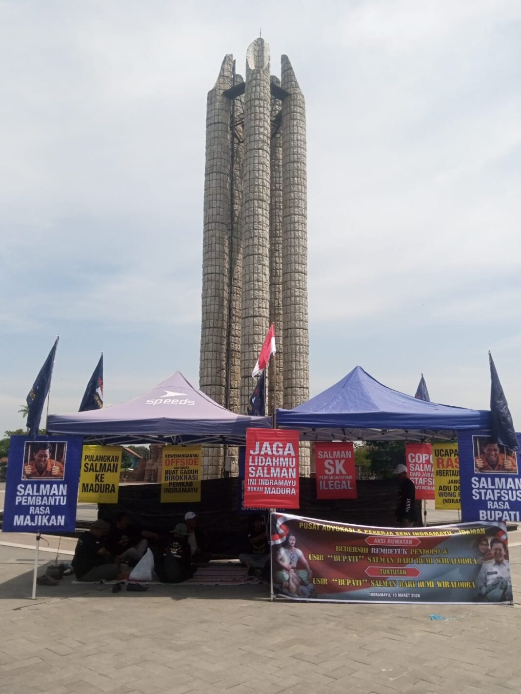 15 Aktifis Menginap di Alun Alun,Aksi Diam Kritik Kepemimpinan Lucky Hakim