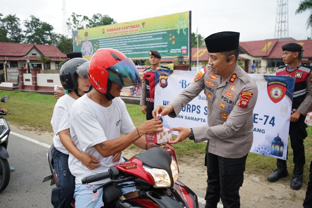 Polres Bengkayang Bagikan Takjil kepada Masyarakat, Peringati HUT Ke-72 Korps Samapta Bhayangkara