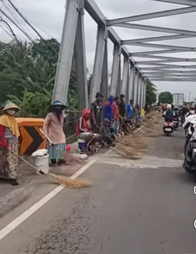Fenomena Penyapu Koin Jembatan Sewo Kembali Jadi Sorotan Saat Mudik Lebaran