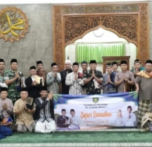 Tarawih Keliling, Pemdes Mekargading dan Forkopimcam Sliyeg Perkuat Silaturahmi dengan Warga
