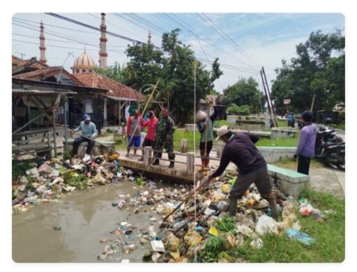 Babinsa Koramil 1610/Krangkeng dan Pemdes Tanjakan Gelar Kerja Bakti Bersihkan Saluran Irigasi Siwarak