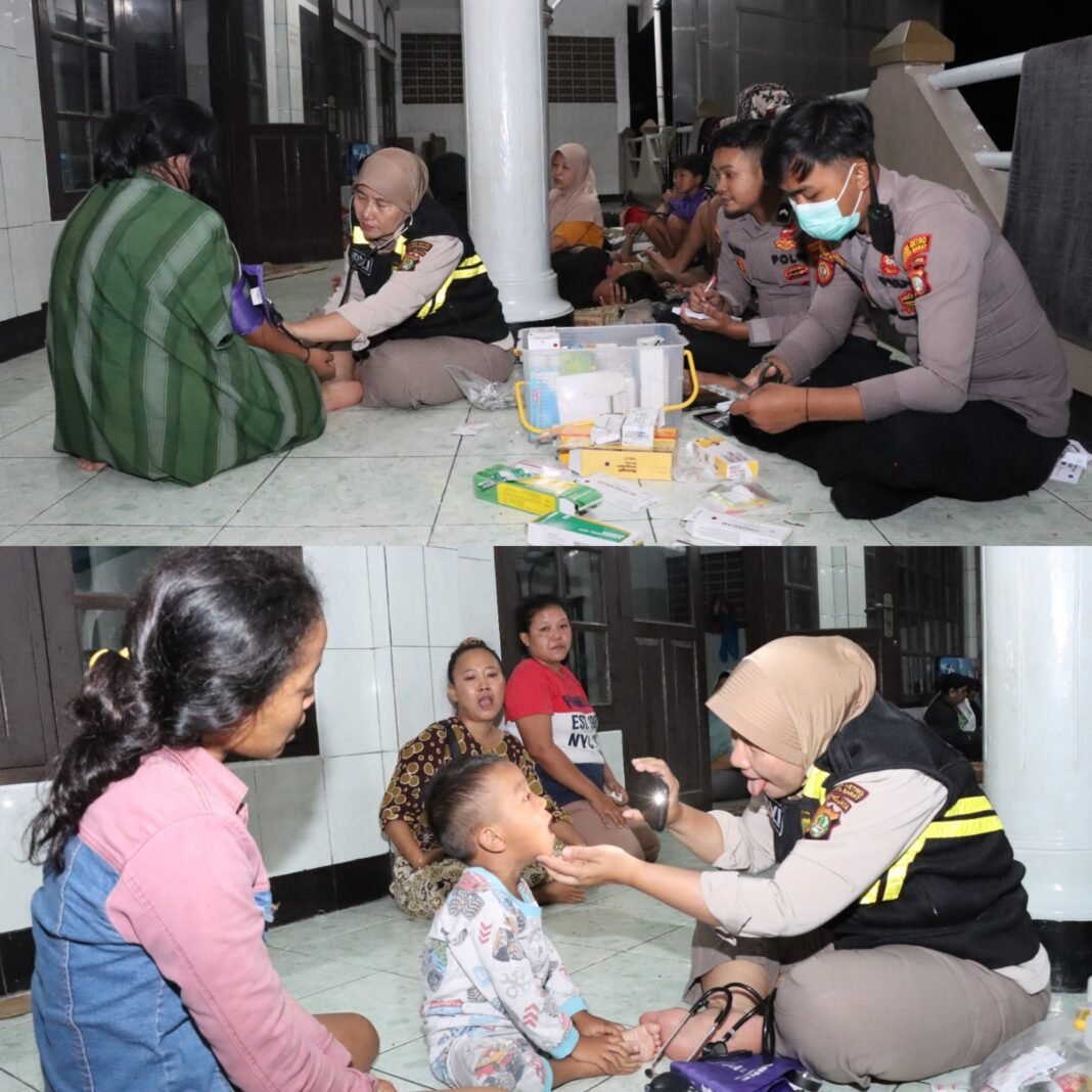 Wujud Kepedulian Polri, Baktikes Polres Metro Jakbar Bantu Warga Terdampak Banjir