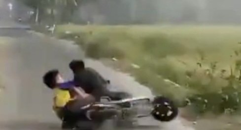 Jalan rusak akibat galian , dua orang terjatuh