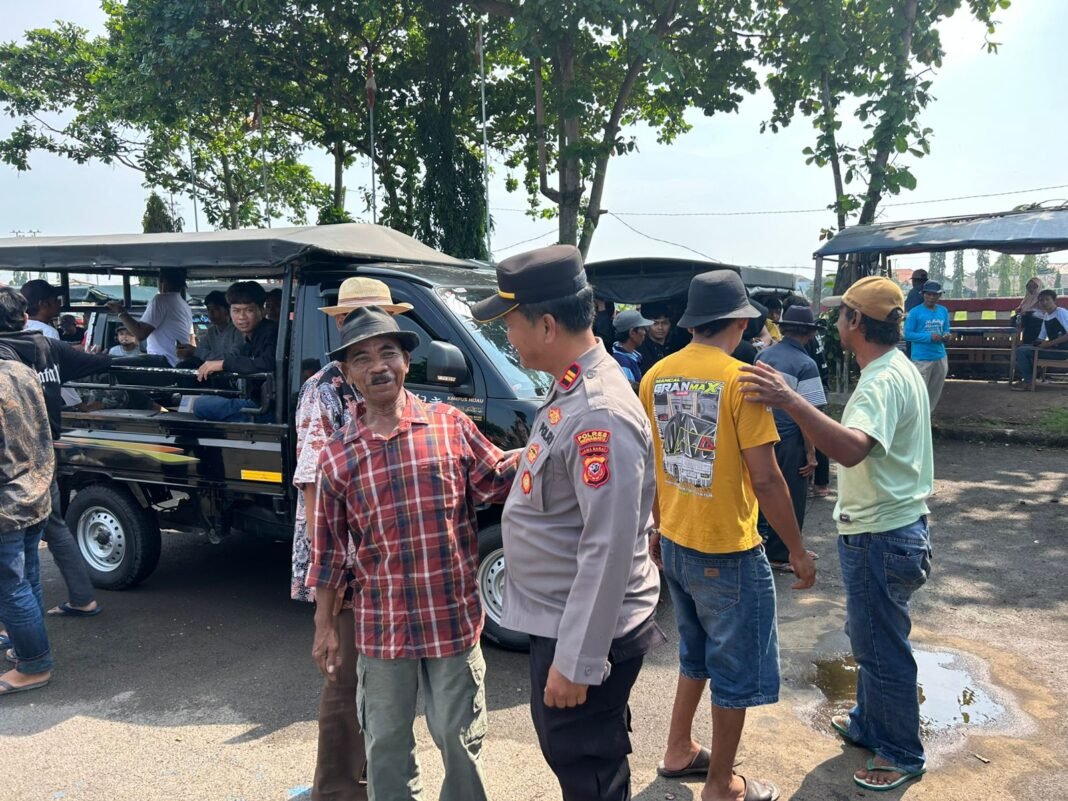 Jaga Marwah Demokrasi, Sat Binmas Polres Indramayu Ajak Peserta Aksi Damai Tertib di Jalan.