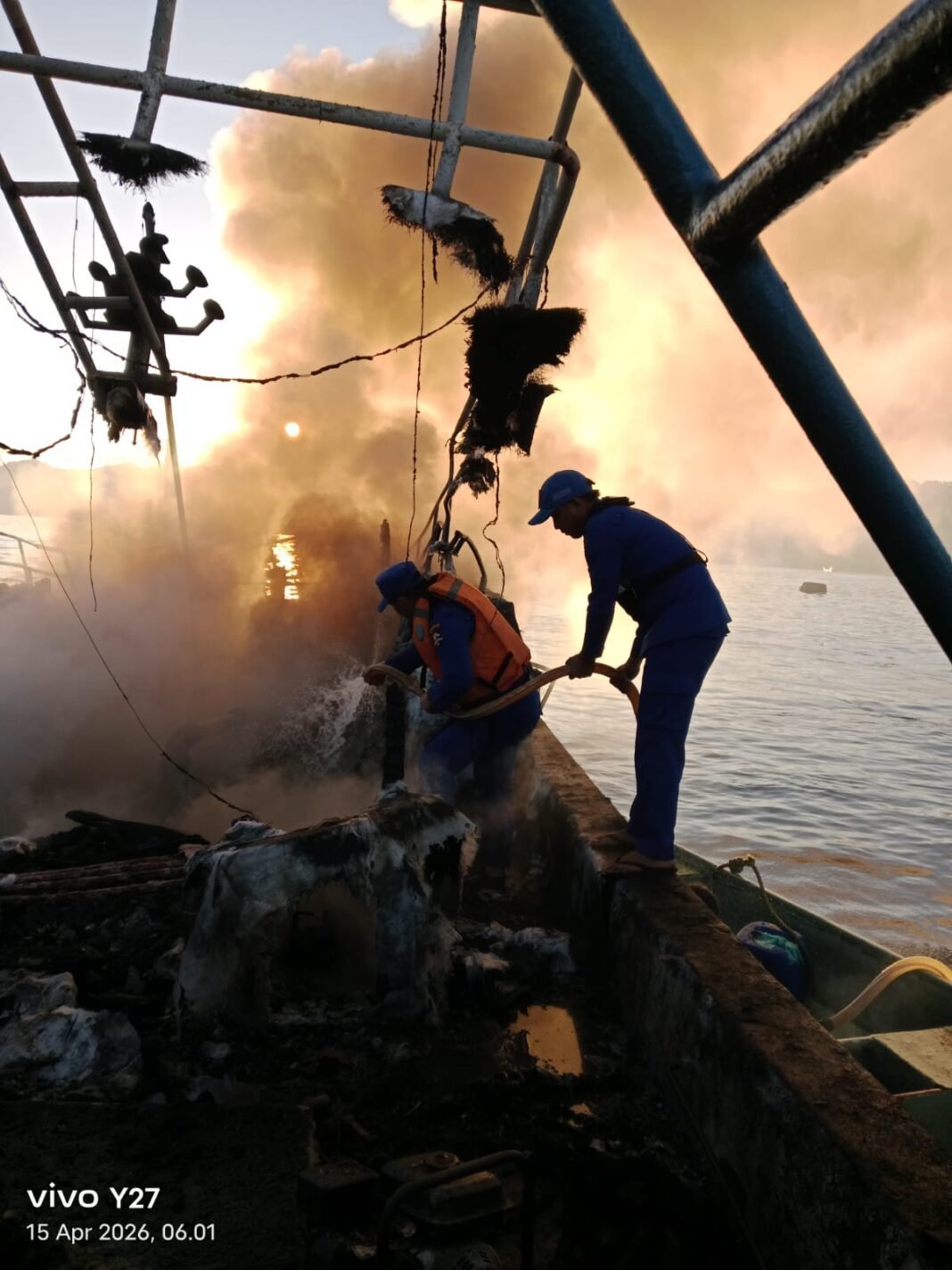 Respon Cepat Ditpolairud Polda Sulut, Kebakaran Kapal Di Pelabuhan Bitung Berhasil DiKendalikan