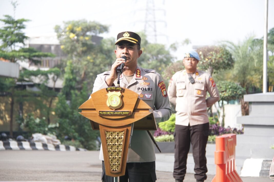 293 Personel Ikuti Apel, Kapolres Jakbar Tekankan Pelayanan dengan Hati