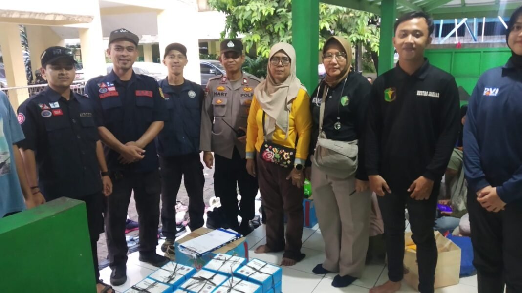 Peduli Sesama, Polres Jakbar Gelar Baktikes untuk Warga Terdampak Kebakaran di Aspol Kalideres