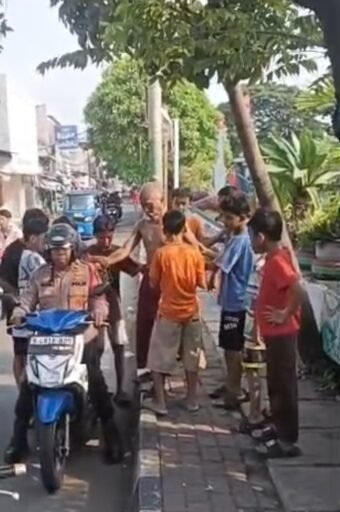 Sigap Tanggapi Laporan Warga, Polisi Evakuasi Lansia Terjatuh di Krendang dan anatarkan pulang