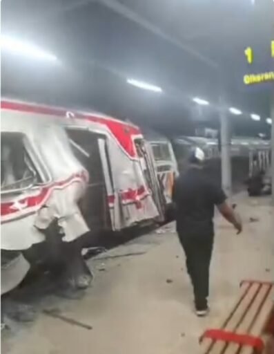 Detik Mencekam Lokomotif Argo Bromo Tembus Gerbong Commuterline di Bekasi
