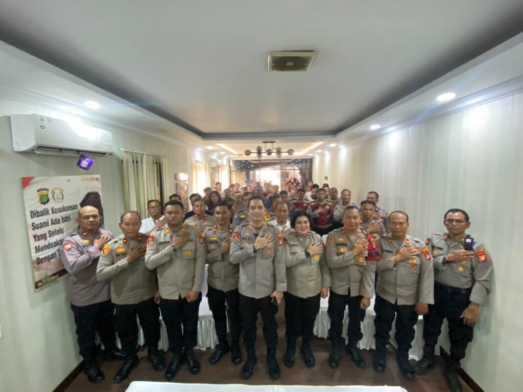 Wakapolres Jakbar Beri Arahan dan Cek Disiplin Personel, Tekankan Pelayanan Humanis