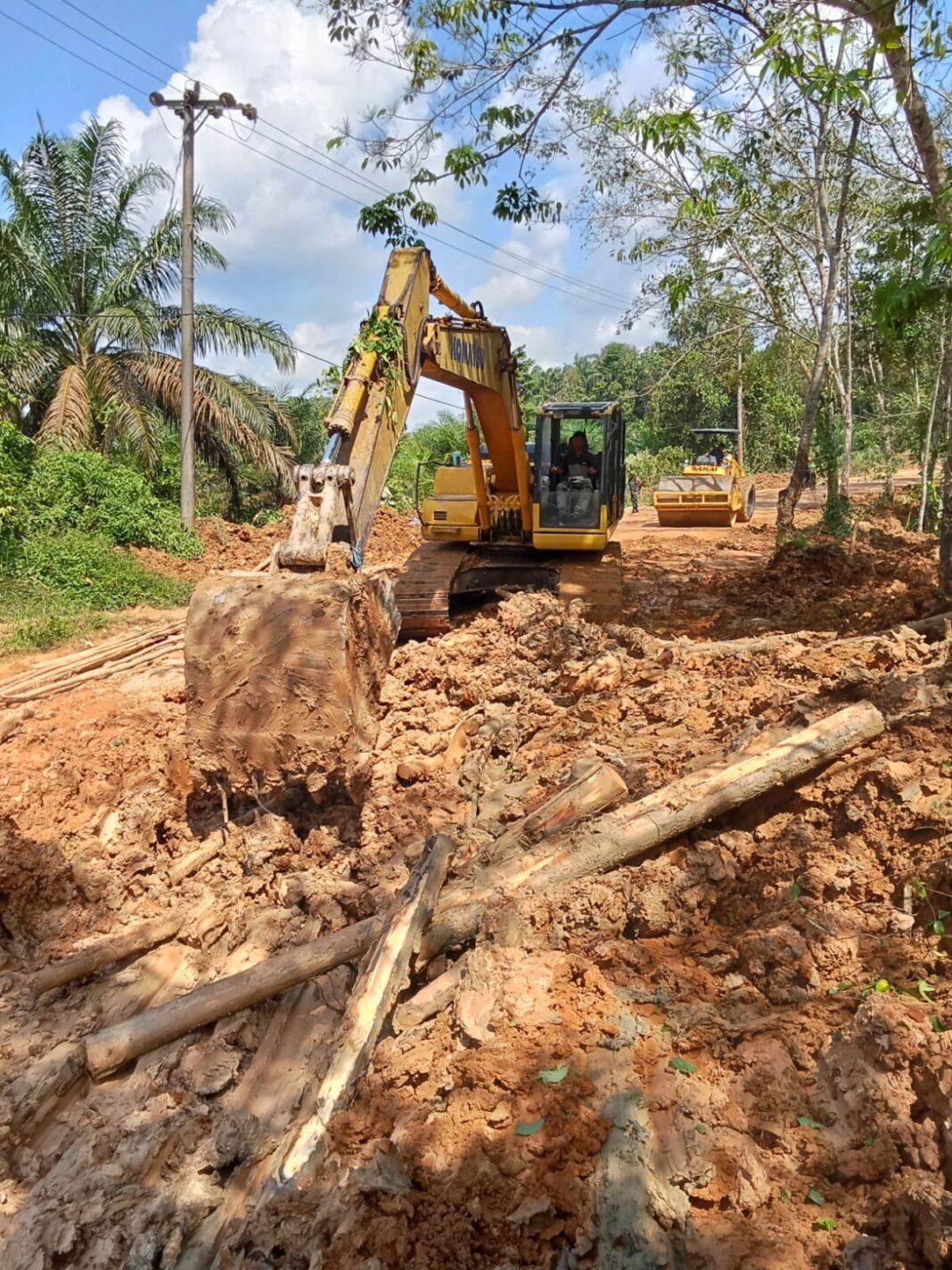 Lumpur Disingkirkan, Jalan Mekar Jaya Siap Dikeraskan