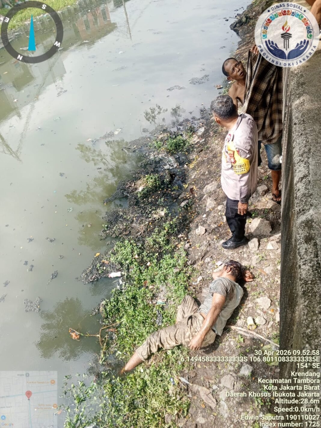 Terima Laporan Warga, Polisi Tambora Langsung Evakuasi Korban Jatuh ke Kali