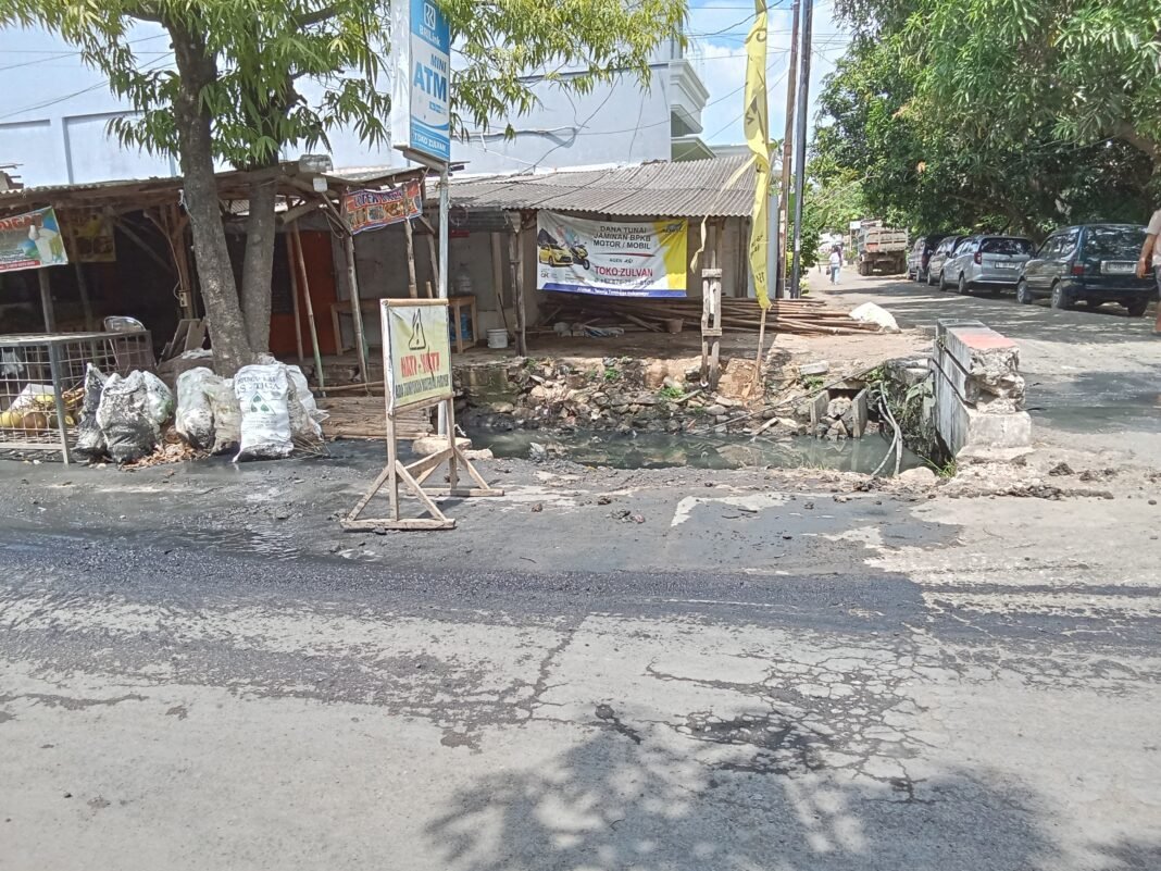 Normalisasi Drainase Lemahabang Disorot Tajam, Warga Nilai Proyek “Setengah Hati” dan Tak Transparan