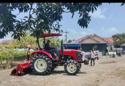 Bantuan Traktor Roda Empat Diharapkan Dongkrak Produktivitas Pertanian Indramayu