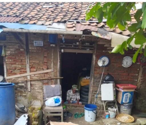 Rumah Nyaris Ambruk, Lansia di Widasari Bertahan dari Rongsokan