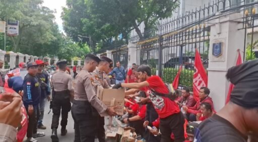 Polres Metro Jakarta Pusat Layani Penyampaian Pendapat Buruh di MA,Bagikan Roti Dan Air Mineral Kepada Aksi*